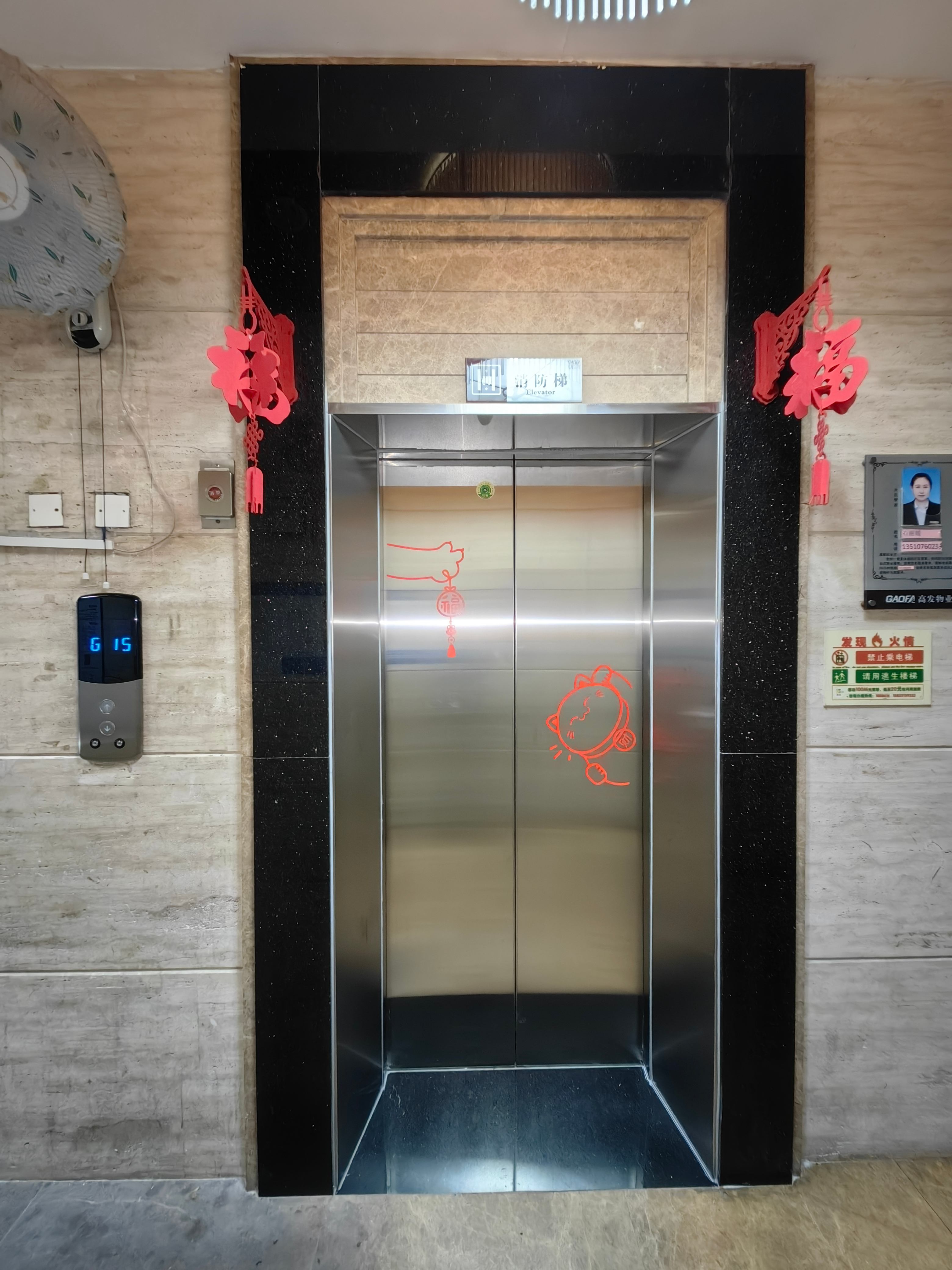 高发西岸新电梯轿厢照片(1).jpg
